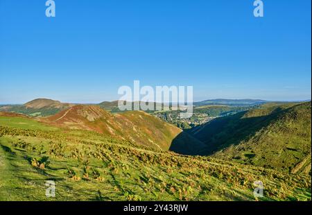 Caer Caradoc, The Devil's Mouth, Hope Bowdler Hill, Helmeth Hill et Brown Clee Hill vus depuis le long Mynd, Church Stretton, Shropshire Banque D'Images