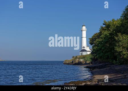 Le phare Old West construit sur un éperon rocheux sur le côté sud de l'estuaire de Tay surplombant les eaux de la mer du Nord. Banque D'Images