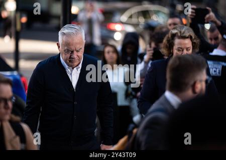 L'ancien diffuseur de la BBC Huw Edwards arrive au tribunal de première instance de Westminster, à Londres, où il doit être condamné après avoir plaidé coupable à trois chefs d'accusation pour avoir fait des images indécentes d'enfants. Date de la photo : lundi 16 septembre 2024. Banque D'Images