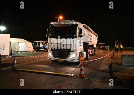 Grenzkontrolle in Bad Bentheim Polizisten kontrollieren den Grenzverkehr AM 16. Septembre 2024 Nach Deutschland am Grenzübergang Bad Bentheim. Die Kontrollen wurdenin der Nacht auf die Landesgrenze im Westen ausgeweitet. Bad Bentheim Niedersachsen Deutschland *** contrôle des frontières à Bad Bentheim les policiers contrôlent le trafic frontalier vers l'Allemagne au poste frontalier de Bad Bentheim le 16 septembre 2024, les contrôles ont été étendus de nuit à la frontière de l'État à l'ouest Bad Bentheim basse-Saxe Allemagne Copyright : xdiebildwerftx Banque D'Images