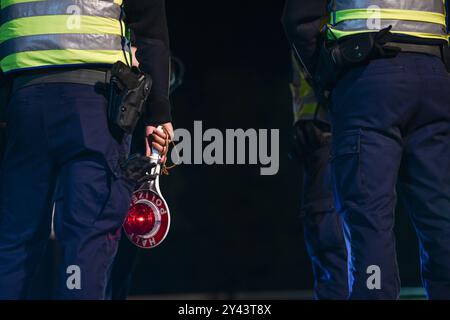 Grenzkontrolle in Bad Bentheim Polizisten kontrollieren den Grenzverkehr AM 16. Septembre 2024 Nach Deutschland am Grenzübergang Bad Bentheim. Die Kontrollen wurdenin der Nacht auf die Landesgrenze im Westen ausgeweitet. Bad Bentheim Niedersachsen Deutschland *** contrôle des frontières à Bad Bentheim les policiers contrôlent le trafic frontalier vers l'Allemagne au poste frontalier de Bad Bentheim le 16 septembre 2024, les contrôles ont été étendus de nuit à la frontière de l'État à l'ouest Bad Bentheim basse-Saxe Allemagne Copyright : xdiebildwerftx Banque D'Images