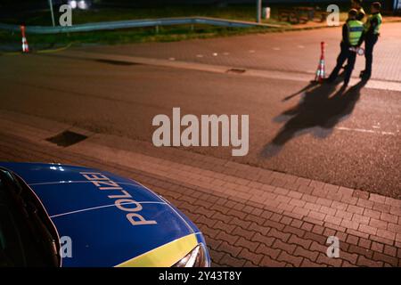 Grenzkontrolle in Bad Bentheim Polizisten kontrollieren den Grenzverkehr AM 16. Septembre 2024 Nach Deutschland am Grenzübergang Bad Bentheim. Die Kontrollen wurdenin der Nacht auf die Landesgrenze im Westen ausgeweitet. Bad Bentheim Niedersachsen Deutschland *** contrôle des frontières à Bad Bentheim les policiers contrôlent le trafic frontalier vers l'Allemagne au poste frontalier de Bad Bentheim le 16 septembre 2024, les contrôles ont été étendus de nuit à la frontière de l'État à l'ouest Bad Bentheim basse-Saxe Allemagne Copyright : xdiebildwerftx Banque D'Images