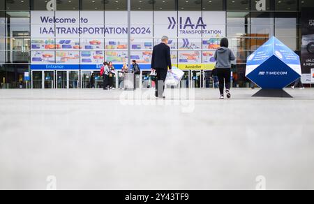 Hanovre, Allemagne. 16 septembre 2024. Les visiteurs assistent au transport IAA à Messe Hannover. Le salon international de l'automobile (IAA) des transports, qui se concentre sur la logistique, les véhicules utilitaires et le secteur des transports, aura lieu à Hanovre du 17 au 22 septembre. Crédit : Julian Stratenschulte/dpa/Alamy Live News Banque D'Images
