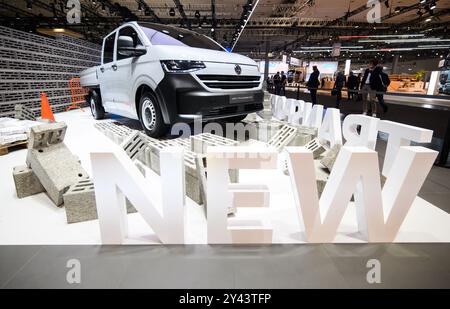 Hanovre, Allemagne. 16 septembre 2024. Le nouveau transporter est sur le stand Volkswagen commercial Vehicles VWN au salon IAA Transportation à Hanovre. Le salon international de l'automobile (IAA) des transports, qui se concentre sur la logistique, les véhicules utilitaires et le secteur des transports, se déroule à Hanovre du 17 au 22 septembre. Crédit : Julian Stratenschulte/dpa/Alamy Live News Banque D'Images