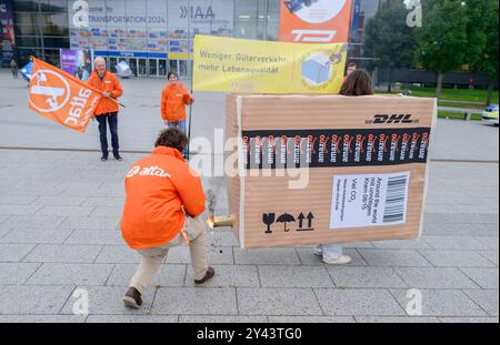 Hanovre, Allemagne. 16 septembre 2024. Les militants d’ATTAC protestent pour une transformation respectueuse du climat dans le secteur du transport de marchandises avant le début du salon IAA Transportation à Hanovre. Le salon international de l'automobile (IAA) des transports, qui se concentre sur la logistique, les véhicules utilitaires et le secteur des transports, aura lieu à Hanovre du 17 au 22 septembre. Crédit : Julian Stratenschulte/dpa/Alamy Live News Banque D'Images