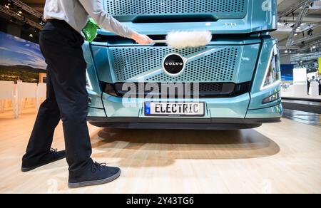 Hanovre, Allemagne. 16 septembre 2024. Un camion électrique se trouve sur le stand Volvo au salon IAA Transportation à Hanovre. Le salon international de l'automobile (IAA) des transports, qui se concentre sur la logistique, les véhicules utilitaires et le secteur des transports, aura lieu à Hanovre du 17 au 22 septembre. Crédit : Julian Stratenschulte/dpa/Alamy Live News Banque D'Images