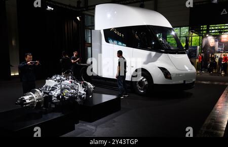 Hanovre, Allemagne. 16 septembre 2024. Un camion semi-électrique Tesla se trouve sur le stand Tesla au salon IAA Transportation à Hanovre. Le salon international de l'automobile (IAA) des transports, qui se concentre sur la logistique, les véhicules utilitaires et le secteur des transports, aura lieu à Hanovre du 17 au 22 septembre. Crédit : Julian Stratenschulte/dpa/Alamy Live News Banque D'Images