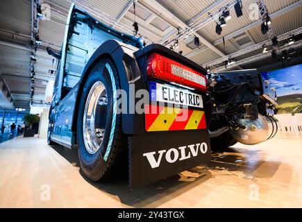 Hanovre, Allemagne. 16 septembre 2024. Un camion électrique se trouve sur le stand Volvo au salon IAA Transportation à Hanovre. Le salon international de l'automobile (IAA) des transports, qui se concentre sur la logistique, les véhicules utilitaires et le secteur des transports, aura lieu à Hanovre du 17 au 22 septembre. Crédit : Julian Stratenschulte/dpa/Alamy Live News Banque D'Images