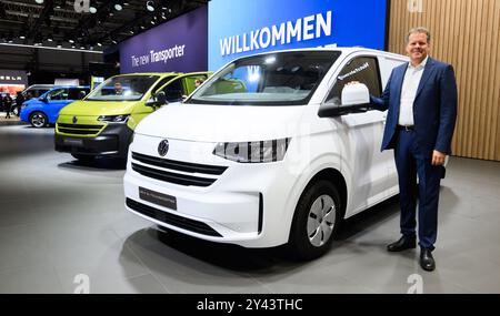 Hanovre, Allemagne. 16 septembre 2024. Carsten intra, membre du Directoire de Volkswagen commercial Vehicles, se tient devant la nouvelle fourgonnette Volkswagen commercial Vehicles VWN au salon IAA Transportation à Hanovre. Le salon international de l'automobile (IAA) des transports, qui se concentre sur la logistique, les véhicules utilitaires et le secteur des transports, se déroule à Hanovre du 17 au 22 septembre. Crédit : Julian Stratenschulte/dpa/Alamy Live News Banque D'Images