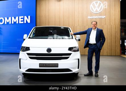 Hanovre, Allemagne. 16 septembre 2024. Carsten intra, membre du Directoire de Volkswagen commercial Vehicles, se tient devant la nouvelle fourgonnette Volkswagen commercial Vehicles VWN au salon IAA Transportation à Hanovre. Le salon international de l'automobile (IAA) des transports, qui se concentre sur la logistique, les véhicules utilitaires et le secteur des transports, se déroule à Hanovre du 17 au 22 septembre. Crédit : Julian Stratenschulte/dpa/Alamy Live News Banque D'Images
