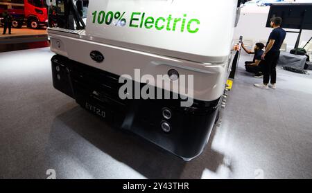 Hanovre, Allemagne. 16 septembre 2024. Un camion électrique EYT 2,0 se tient sur la plage BYD au salon IAA Transportation à Hanovre. Le salon international de l'automobile (IAA) des transports, qui se concentre sur la logistique, les véhicules utilitaires et le secteur des transports, aura lieu à Hanovre du 17 au 22 septembre. Crédit : Julian Stratenschulte/dpa/Alamy Live News Banque D'Images