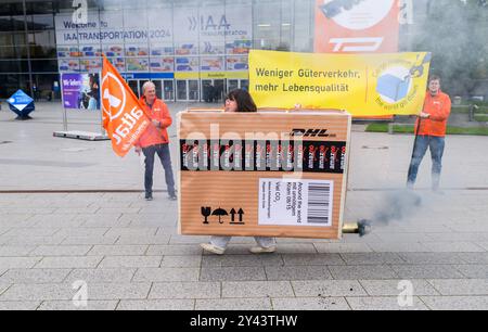 Hanovre, Allemagne. 16 septembre 2024. Les militants d’ATTAC protestent pour une transformation respectueuse du climat dans le secteur du transport de marchandises avant le début du salon IAA Transportation à Hanovre. Le salon international de l'automobile (IAA) des transports, qui se concentre sur la logistique, les véhicules utilitaires et le secteur des transports, aura lieu à Hanovre du 17 au 22 septembre. Crédit : Julian Stratenschulte/dpa/Alamy Live News Banque D'Images