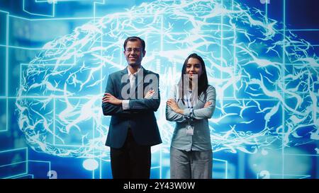 Portrait d'une équipe joyeuse d'administrateurs utilisant l'informatique d'intelligence artificielle simulant le cerveau humain. Collègues souriants travaillant avec des algorithmes d'apprentissage automatique IA, caméra B. Banque D'Images