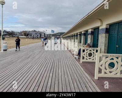 Les célèbres cabines de plage de la promenade des planches à Deauville, Normandie, France Banque D'Images