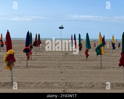 Les célèbres cabines de plage de la promenade des planches à Deauville, Normandie, France Banque D'Images