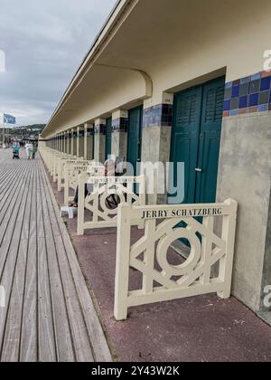 Les célèbres cabines de plage de la promenade des planches à Deauville, Normandie, France Banque D'Images