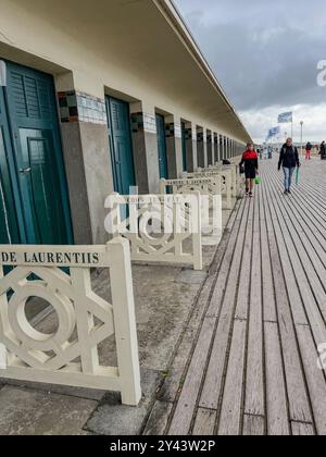 Les célèbres cabines de plage de la promenade des planches à Deauville, Normandie, France Banque D'Images