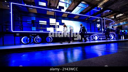 Hanovre, Allemagne. 16 septembre 2024. Une installation lumineuse en forme de camion brille sur le stand ZF Friedrichshafen AG au salon IAA Transportation à Hanovre. Le salon international de l'automobile (IAA) des transports, qui se concentre sur la logistique, les véhicules utilitaires et le secteur des transports, aura lieu à Hanovre du 17 au 22 septembre. Crédit : Julian Stratenschulte/dpa/Alamy Live News Banque D'Images