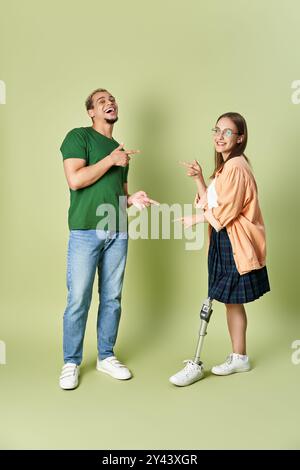 Deux amis interagissent joyeusement sur un fond vert doux, profitant de leur temps ensemble. Banque D'Images