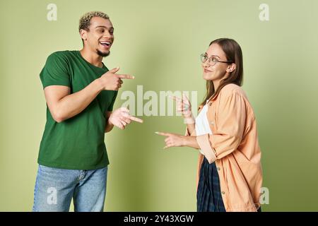 Deux amis s'engagent joyeusement dans un échange léger. Banque D'Images