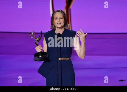 Los Angeles, États-Unis. 15 septembre 2024. Jodie Foster accepte l'actrice principale exceptionnelle dans une série limitée ou Anthology ou un prix de film pour 'True Detective' sur scène lors de la 76e édition annuelle des Primetime Emmy Awards au Peacock Theater de Los Angeles le dimanche 15 septembre 2024. Photo de Jim Ruymen. Crédit : UPI/Alamy Live News Banque D'Images