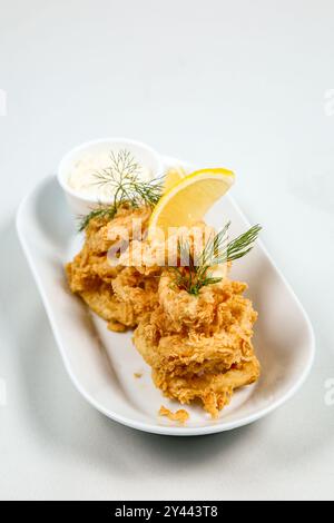 vue rapprochée d'un joli calmar frit délicieux sur fond blanc Banque D'Images