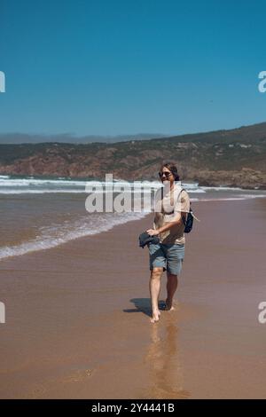 Heureux amis marchant sur la plage. Banque D'Images