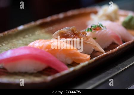 Une variété de sashimi japonais sur une assiette Banque D'Images