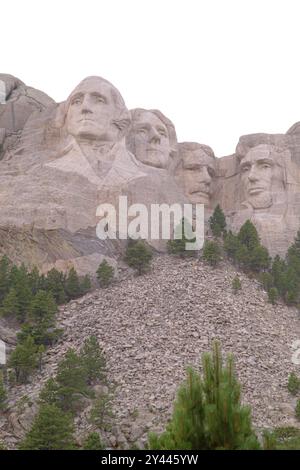 Mont Rushmore avec les présidents américains encadrés par des arbres et des rochers Banque D'Images