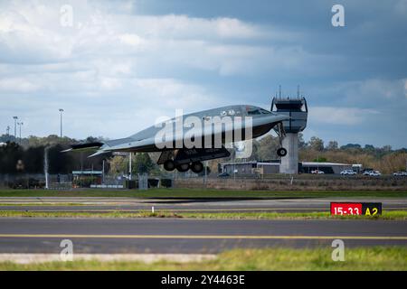 Un bombardier furtif B-2 Spirit de l'US Air Force décolle pour une mission de Bomber Task Force à la Royal Australian Air Force base Amberley, Australie, le 11 septembre, Banque D'Images