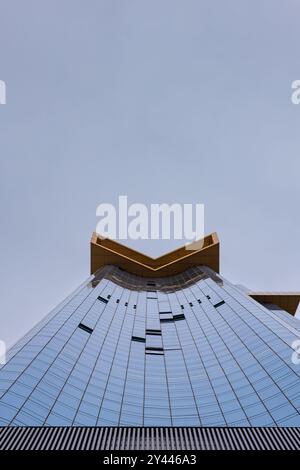 Gratte-ciel capturé par en-dessous avec verre réfléchissant et angles vifs Banque D'Images