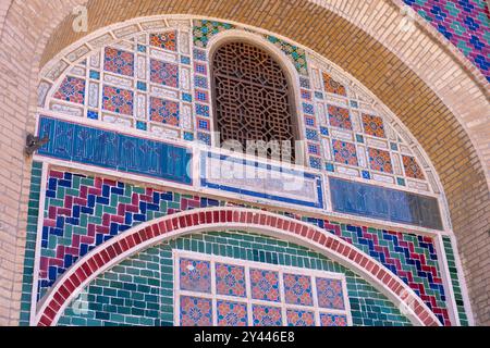 La mosaïque colorée sur le mur est une belle œuvre d'art. Banque D'Images