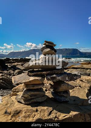 Inukshuk fait de roches empilées sur une plage à Terre-Neuve, Canada. Banque D'Images