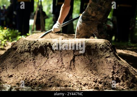 Tombe du soldat. Réinhumation des restes du soldat de la seconde Guerre mondiale. Banque D'Images