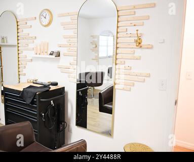 Intérieur de salon moderne avec grand miroir, accents en bois et sle Banque D'Images