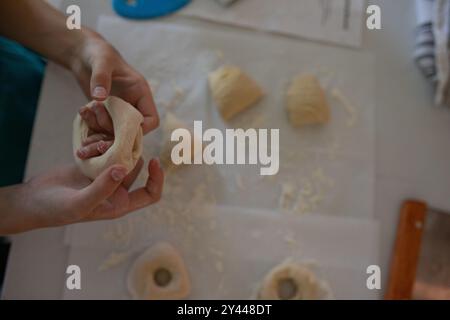 Processus artisanal : former la pâte en bagels Banque D'Images