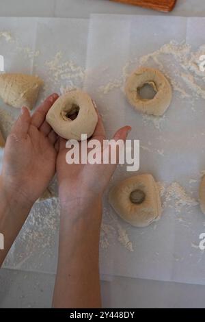 Fabrication de bagels parfaits : une technique artistique de Baker Banque D'Images