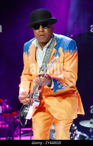 PHOTOS DE FICHIER : LONDRES, ROYAUME-UNI. 08 octobre 2009. TITO JACKSON Live in concert à Wembley Arena, Londres, Angleterre, Royaume-Uni, 8 octobre 2009. Demi-longueur concert de musique sur scène chapeau guitare costume orange jouer lunettes de soleil exécution argent scintillant chemise bleu flammes flames bordure bordure Cap/Mar © Martin Harris/Capital Pictures Credit : Capital Pictures/Alamy Live News Banque D'Images