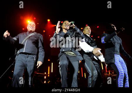 PHOTOS DE FICHIER : LONDRES, ROYAUME-UNI. 03 mars 2013. Tito Jackson, Jackie Jackson, Marlon Jackson et Jermaine Jacksonse produisant en concert dans le cadre des Jacksons, Hammersmith Apollo, Londres, Angleterre. 3 mars 2013 sur scène concert live performance musique longue chemise noire veste guitare costume chant guitare bleu pantalon Cap/Mar © Martin Harris/Capital Pictures Credit : Capital Pictures/Alamy Live News Banque D'Images