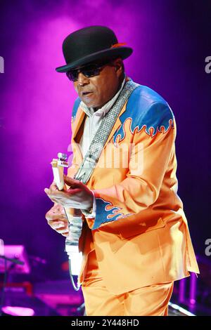 PHOTOS DE FICHIER : LONDRES, ROYAUME-UNI. 08 octobre 2009. TITO JACKSON Live in concert à Wembley Arena, Londres, Angleterre, Royaume-Uni, 8 octobre 2009. Demi-longueur concert de musique sur scène chapeau guitare costume orange jouer lunettes de soleil exécution argent scintillant chemise bleu flammes flames bordure bordure Cap/Mar © Martin Harris/Capital Pictures Credit : Capital Pictures/Alamy Live News Banque D'Images