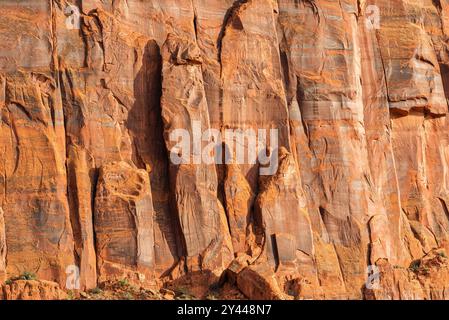 Falaises de grès aux teintes chaudes dans Monument Valley. Banque D'Images