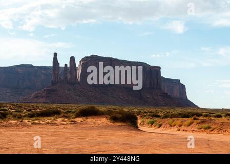 Une vue lointaine du rocher emblématique des trois Sœurs dans Monument Valley. Banque D'Images