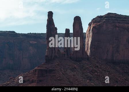 Les imposantes formations rocheuses des trois Sœurs de Monument Valley. Banque D'Images