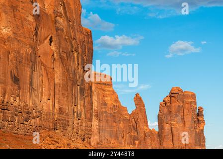 Des falaises de grès rouge et des flèches s'élèvent dans Monument Valley. Banque D'Images