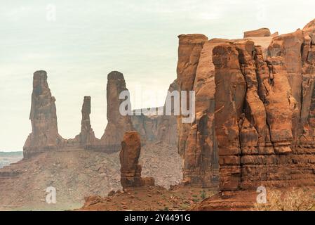 Monument Valley pinacles et formations de grès dans un désert Banque D'Images