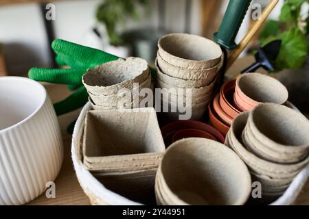 Divers pots sur table en studio. Banque D'Images