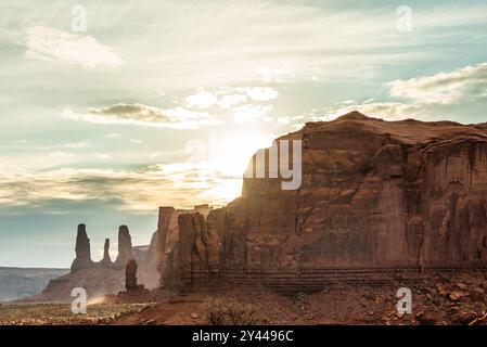 Coucher de soleil derrière Camel Mesa dans Monument Valley Banque D'Images