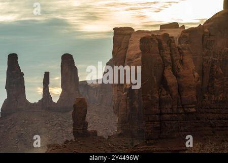 Des Mesa spectaculaires dans Monument Valley se silhouettent sur le ciel Banque D'Images