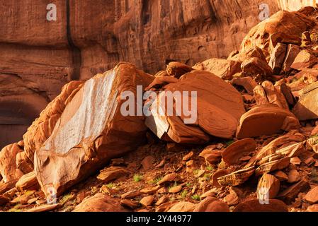 Gros plan sur les grands rochers rouges et la mesa de grès dans Monument Valley. Banque D'Images