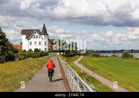 villa sur la digue du Rhin dans le quartier Langel, Merkenich, Cologne, Allemagne. Villa am Rheindeich im Stadtteil Langel, Merkenich, Koeln, Deutschl Banque D'Images